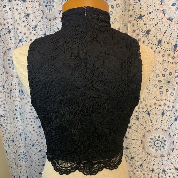 High neck top 🖤 - Picture 3 of 5